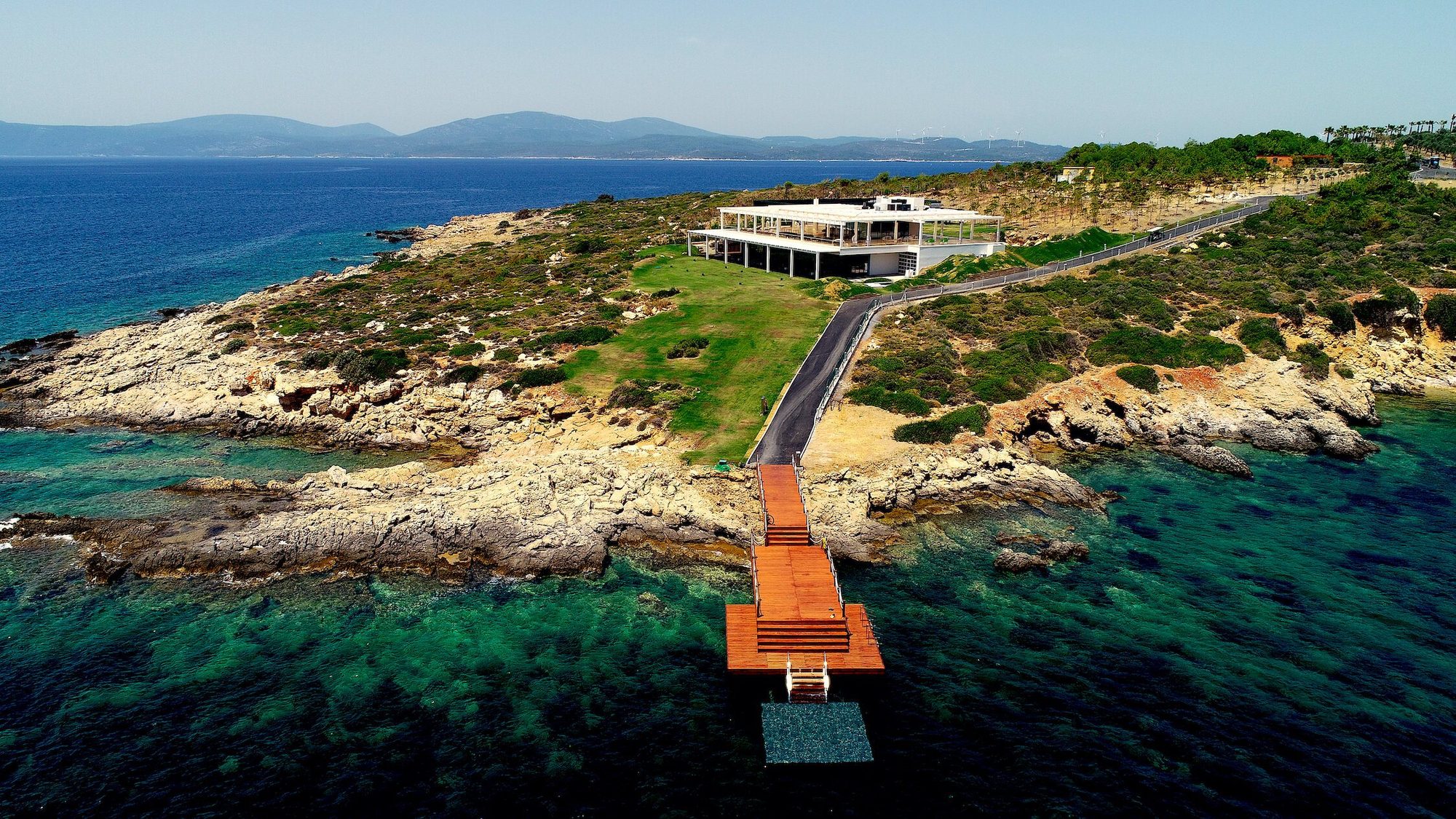 Hidden Bay Teos kayalık sahilde denize inen ahşap iskele