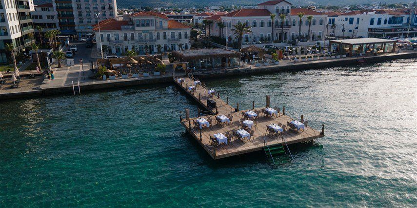 Nars İlica Hotel ahşap kaplamalı terasa açılan iskele