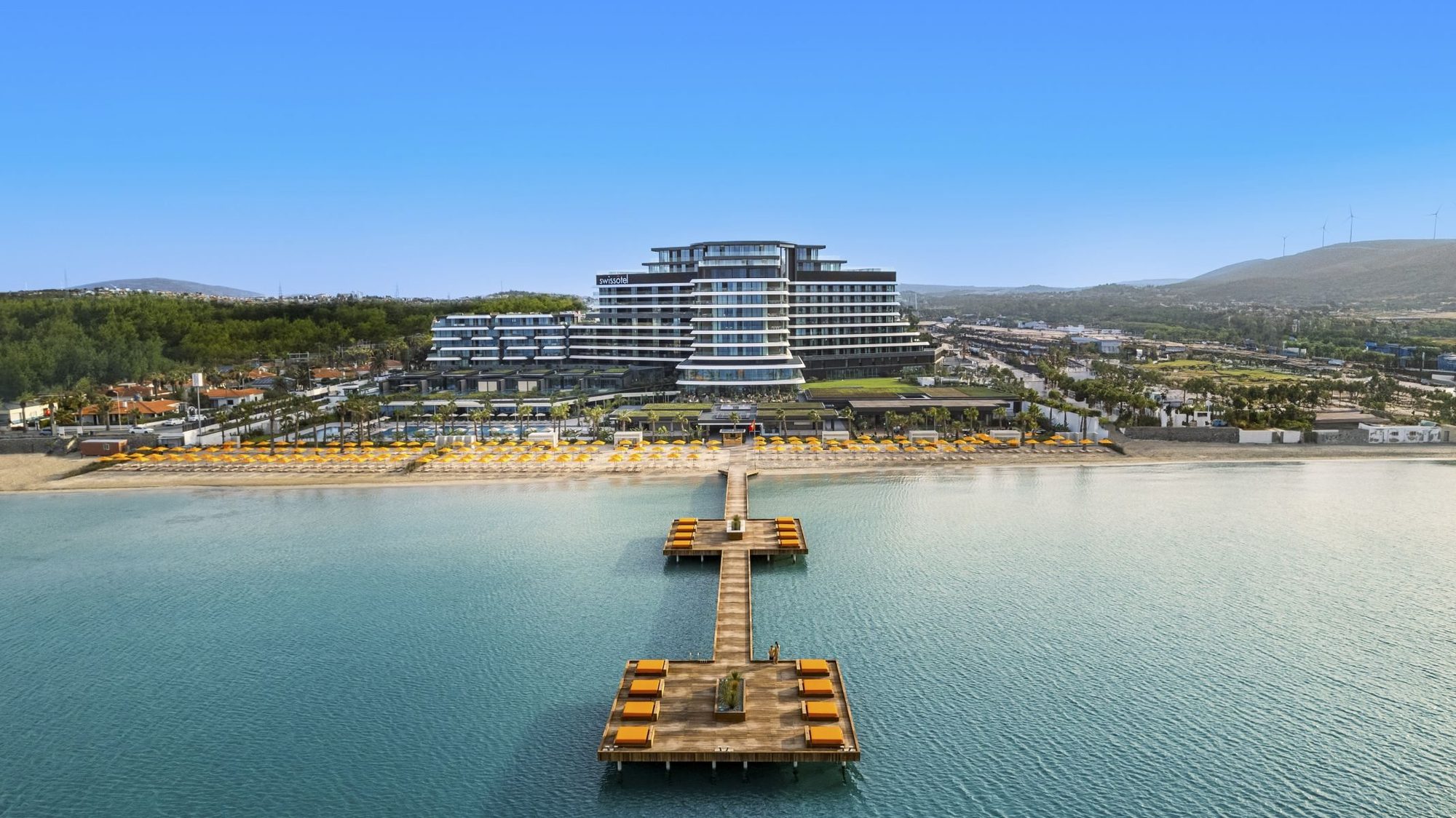 Swissôtel Çeşme otel plajına uzanan galvaniz kazıklı ahşap iskele